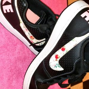 Nike Girls youth size 6.5y